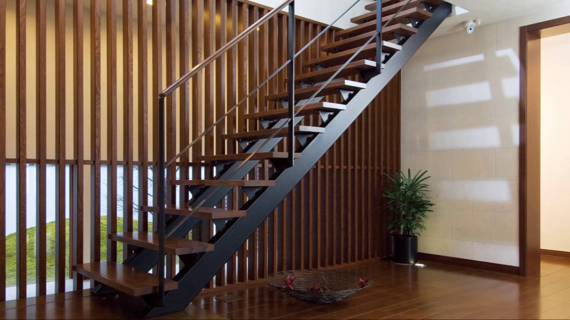 Xâ nhà sửa chữa nhà nên chọn cầu thang gỗ hay cầu thang sắt